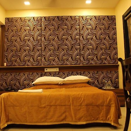 Hotel Metro Palace Mumbai Bagian luar foto