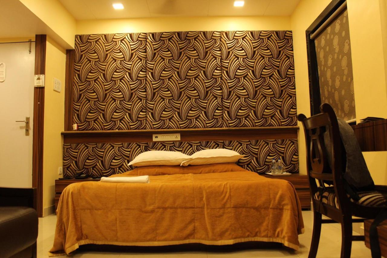 Hotel Metro Palace Mumbai Bagian luar foto