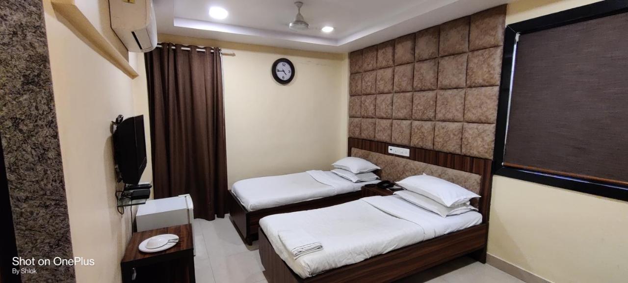 Hotel Metro Palace Mumbai Bagian luar foto