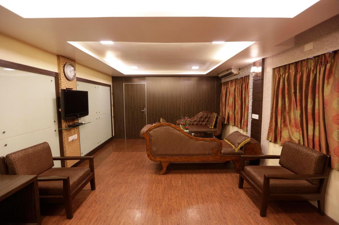 Hotel Metro Palace Mumbai Bagian luar foto