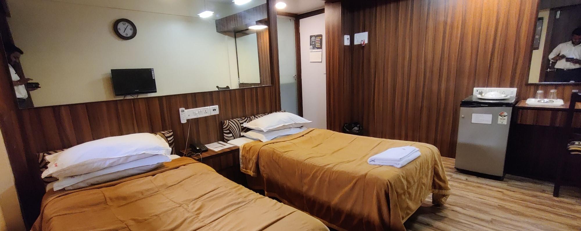 Hotel Metro Palace Mumbai Bagian luar foto