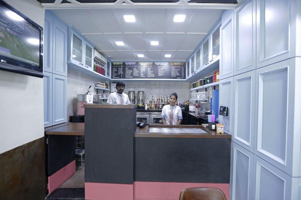 Hotel Metro Palace Mumbai Bagian luar foto