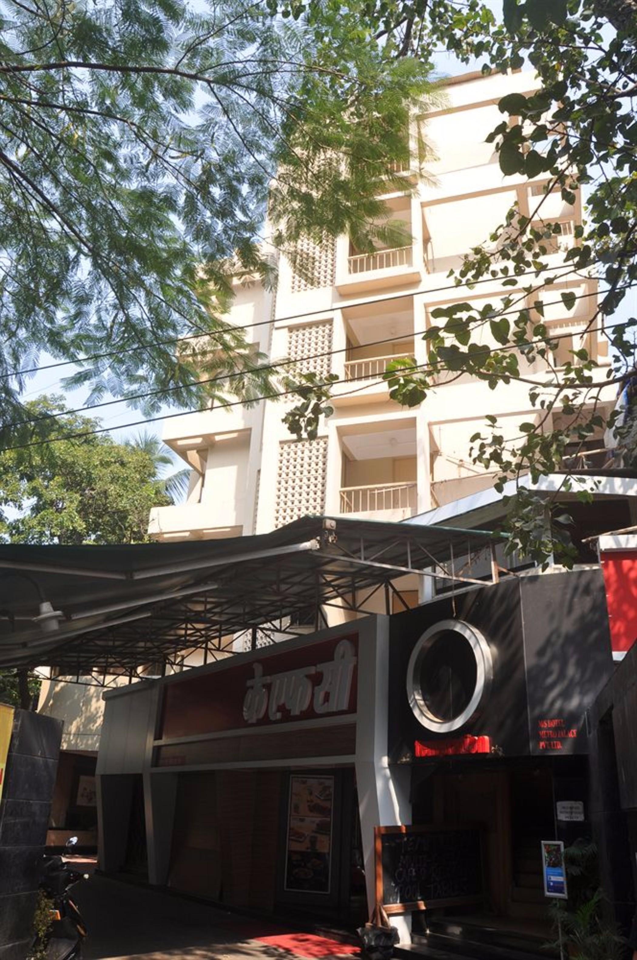 Hotel Metro Palace Mumbai Bagian luar foto