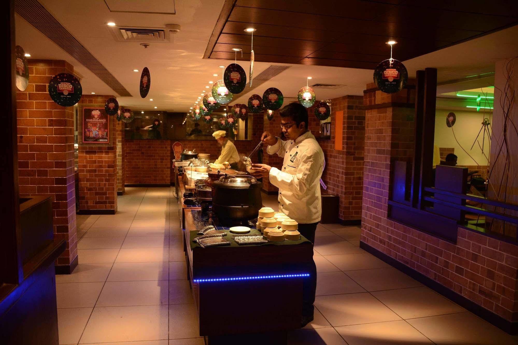 Hotel Metro Palace Mumbai Bagian luar foto